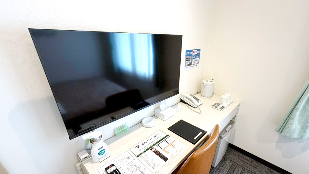 ベッドから見た大型テレビとミラーリングのイメージ